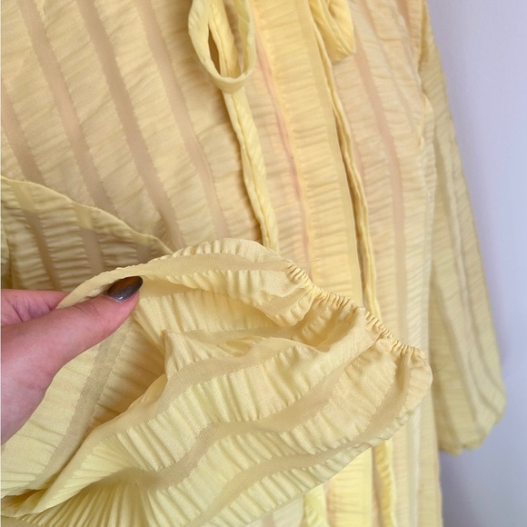 Vintage 1970s Yellow Pleated Seersucker Maxi Duster Robe Hostess Gown Dress - Picture 6 of 13